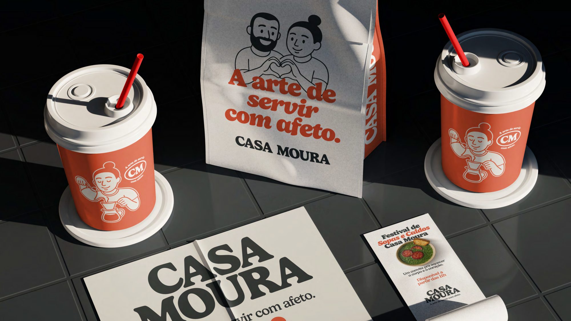 Copos, sacola e embalagens com a identidade da Casa Moura.