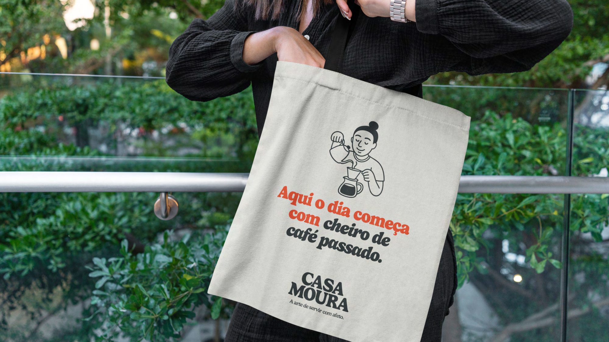 Sacola de tecido com ilustração e frase da marca.