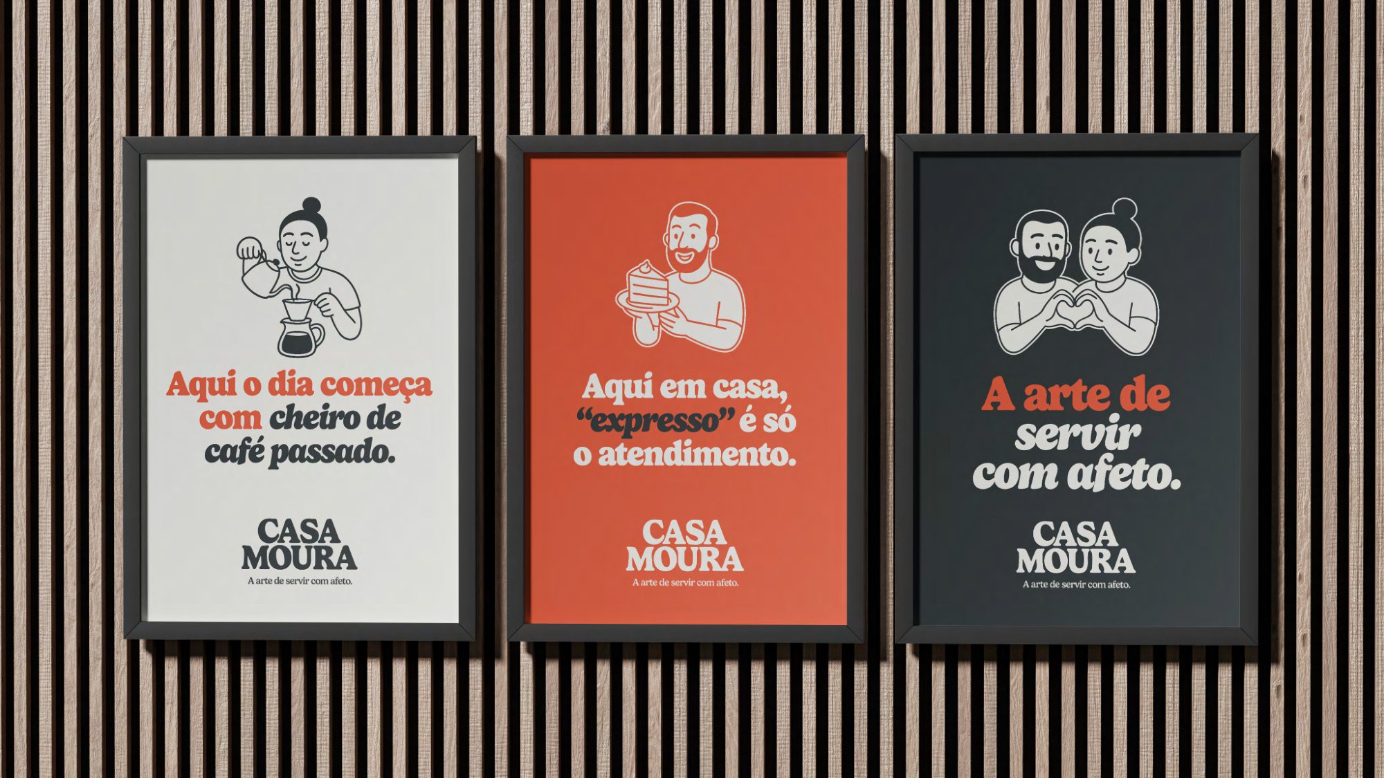Três cartazes da marca numa parede de ripas.