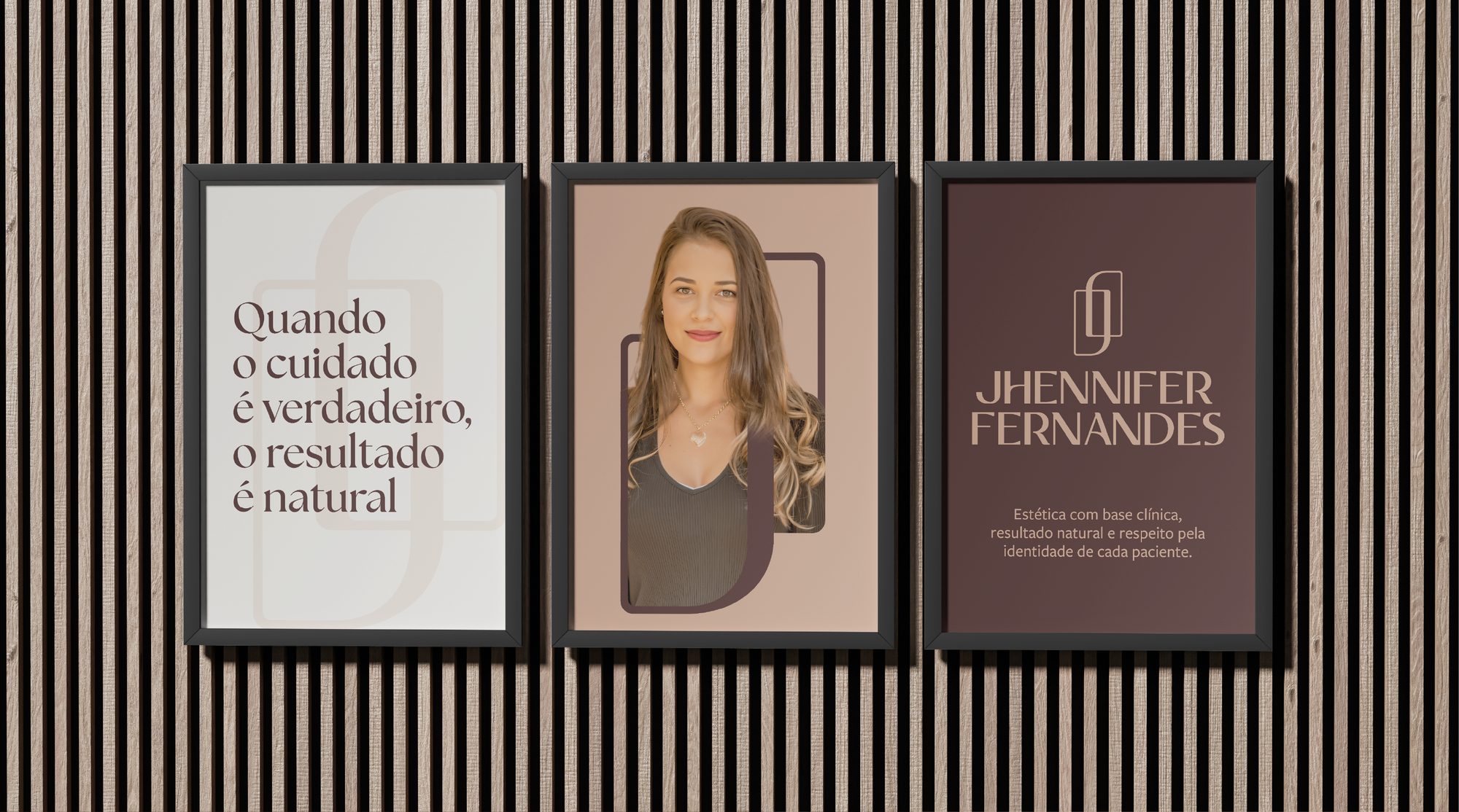 Três quadros com fotografia e frases da marca na parede.