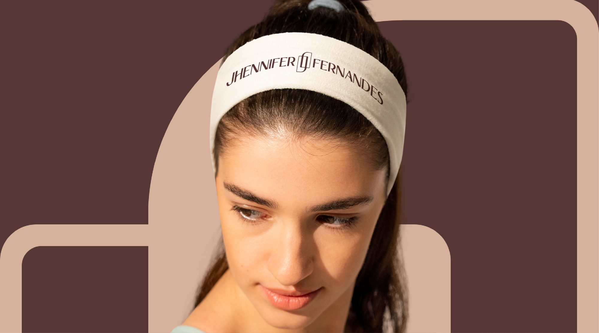 Faixa de cabelo com o logotipo, usada no atendimento.