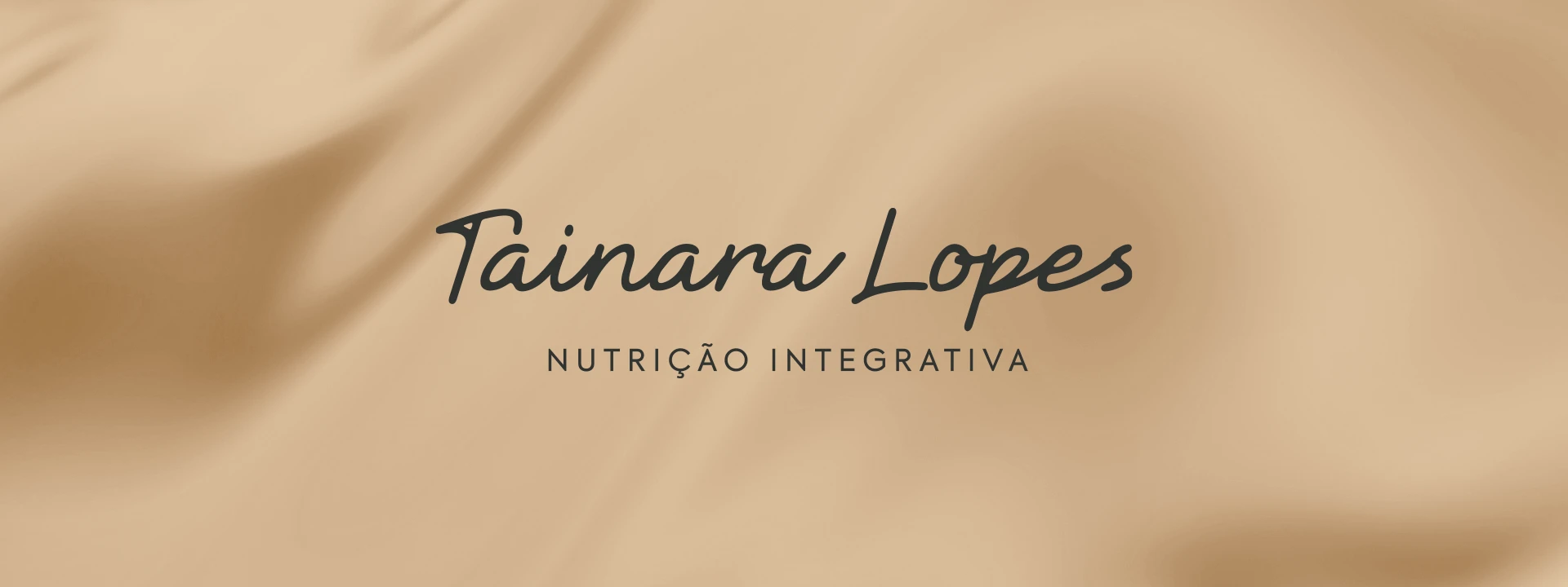 Logotipo manuscrito Tainara Lopes, Nutrição Integrativa, sobre fundo dourado com sombras suaves.